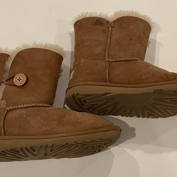 KIDS UGGS SIZE 5 USED - Picture 1 of 6